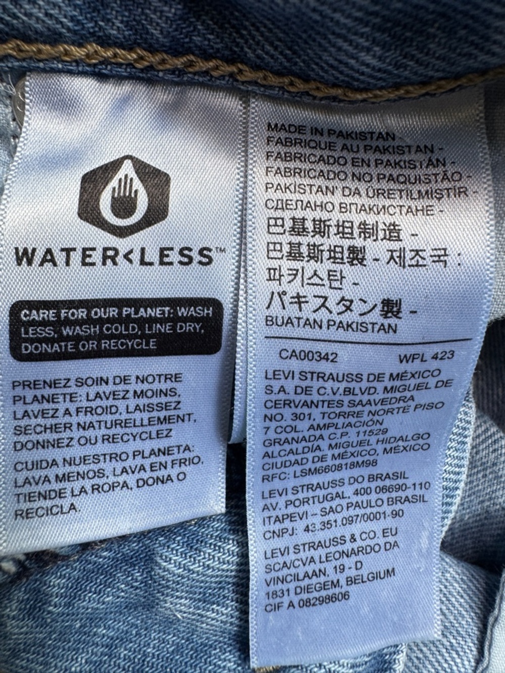 Levi Strauss & Co '94 Baggy Light Wash Distressed Jeans - Size 25x31 - Picture 9 of 13